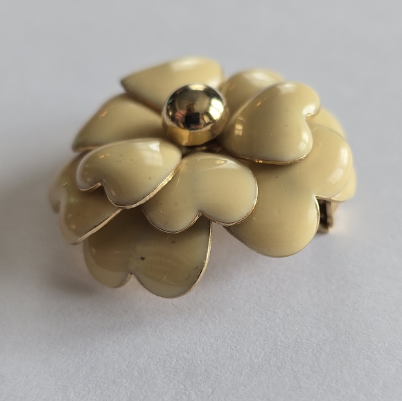 Vintage brooch flower cream colored enamel Gold tone floral pin - Picture 2 of 9
